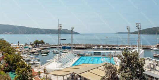 Luksuzan trosoban stan na obali sa pogledom na gradsku luku – Herceg Novi
