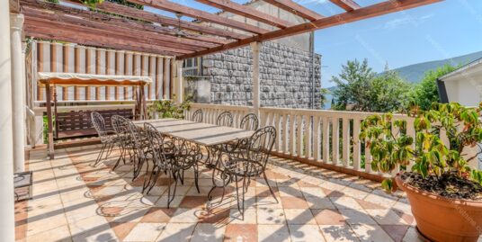 Stan sa dvoristem u centru grada – Herceg Novi