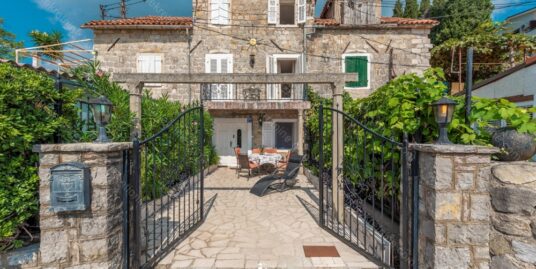 Kamena kuca na prvoj liniji do mora – Baosici, Herceg Novi