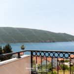 Apartments for sale in Herceg Novi – Two-bedroom sea view apartment, Kumbor ID-S2155 Category: sale Type: apartment Municipality: Herceg Novi Location: Kumbor Area: 87m² Bedrooms: 2 Bathrooms: 2 Parking Space: yes (included) Distance from the Sea: 200m Description: Modern two-bedroom apartment of 87m² for sale, located in a newly built residential complex in Kumbor, just 200 meters from the beach and promenade. The apartment offers a stunning sea view, high-quality finishes, and a functional layout – ideal for both permanent living and vacation stays. Layout: Entrance hallway Spacious living room Kitchen with dining area (sea view + terrace) Bathroom Bedroom with terrace Secondary hallway with option to convert into a walk-in wardrobe Second bathroom and master bedroom Building features: New construction Elevator Communal swimming pool Gym Underground garage Outdoor parking included in price No real estate transfer tax – purchase directly from the investor Great opportunity for living or investment with high rental potential. Svetionik Nekretnine | Nekretnine Svetionik