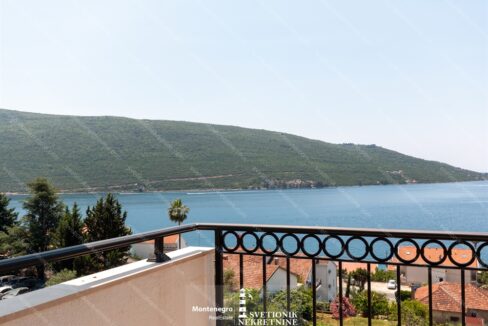 Apartments for sale in Herceg Novi – Two-bedroom sea view apartment, Kumbor ID-S2155 Category: sale Type: apartment Municipality: Herceg Novi Location: Kumbor Area: 87m² Bedrooms: 2 Bathrooms: 2 Parking Space: yes (included) Distance from the Sea: 200m Description: Modern two-bedroom apartment of 87m² for sale, located in a newly built residential complex in Kumbor, just 200 meters from the beach and promenade. The apartment offers a stunning sea view, high-quality finishes, and a functional layout – ideal for both permanent living and vacation stays. Layout: Entrance hallway Spacious living room Kitchen with dining area (sea view + terrace) Bathroom Bedroom with terrace Secondary hallway with option to convert into a walk-in wardrobe Second bathroom and master bedroom Building features: New construction Elevator Communal swimming pool Gym Underground garage Outdoor parking included in price No real estate transfer tax – purchase directly from the investor Great opportunity for living or investment with high rental potential. Svetionik Nekretnine | Nekretnine Svetionik