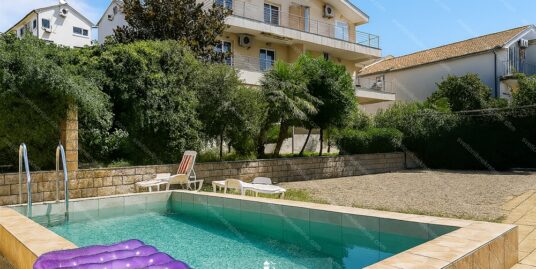 Dvosoban stan Denovici Herceg Novi – bazen, parking, 300m od mora