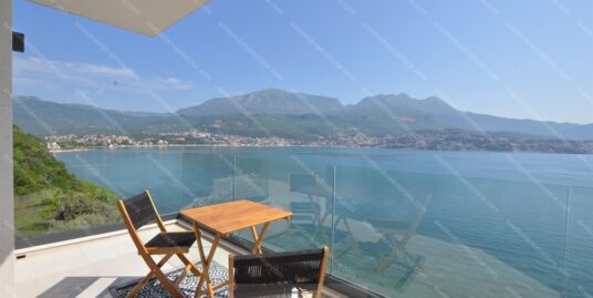 Luksuzan dvosoban stan u vili na samoj obali mora – Njivice, Herceg Novi