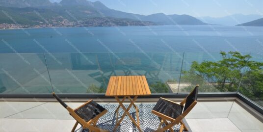 Dvosoban stan u luksuznoj vili u neposrednoj blizini mora – Njivice, Herceg Novi