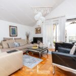 Na prodaju dvosoban stan 50m² + ustakljena terasa sa pogledom na more, Topla 2, Herceg Novi. Cena snizena na 139.000€. Stan polunamesten, 400m od mora. Idealno za zivot ili izdavanje.
