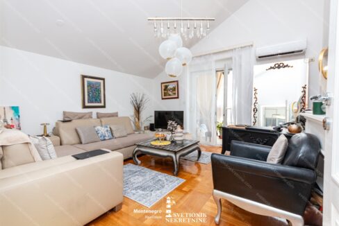 Na prodaju dvosoban stan 50m² + ustakljena terasa sa pogledom na more, Topla 2, Herceg Novi. Cena snizena na 139.000€. Stan polunamesten, 400m od mora. Idealno za zivot ili izdavanje.