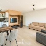 Na prodaju jednosoban stan u Kumboru, Herceg Novi – 50m² + terasa 35m², novogradnja, pogled na more, 200m od plaze, blizu Portonovog. Stan potpuno opremljen i spreman za useljenje.
