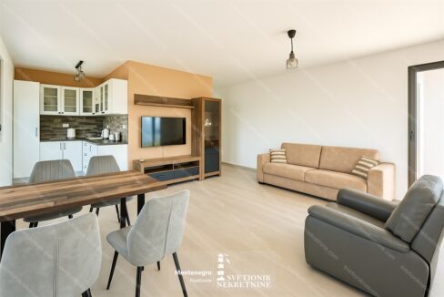 Na prodaju jednosoban stan u Kumboru, Herceg Novi – 50m² + terasa 35m², novogradnja, pogled na more, 200m od plaze, blizu Portonovog. Stan potpuno opremljen i spreman za useljenje.
