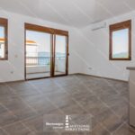 Na prodaju jednosoban stan u novogradnji u Kumboru, Herceg Novi – 45m², terasa sa pogledom na more, parking, lift, 250m od mora i blizu Portonovi marine. Stan spreman za useljenje.