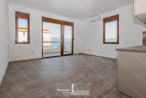 Na prodaju jednosoban stan u novogradnji u Kumboru, Herceg Novi – 45m², terasa sa pogledom na more, parking, lift, 250m od mora i blizu Portonovi marine. Stan spreman za useljenje.
