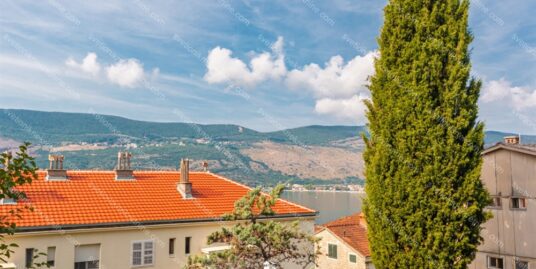 Stan 66m2 sa terasom i djelimicnim pogledom na more, 300m od mora S2235