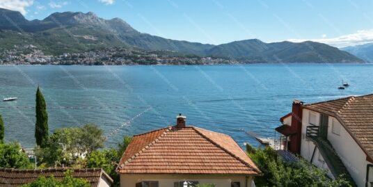 Ekskluzivna kuca prvi red do mora – Njivice, Herceg Novi