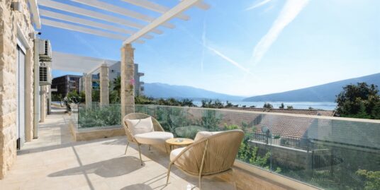 Ekskluzivan stan sa dvoristem i pogledom na more Djenovici Herceg Novi ID-S2254