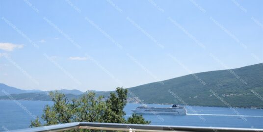 Stan sa bazenom i pogledom na more Djenovici Herceg Novi | ID-S2255