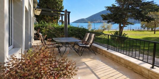 Stan u prvoj liniji do mora sa dvoristem i garazom, Igalo | ID-S2266