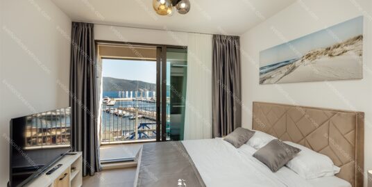 Nov studio apartman u prvom redu do mora sa pogledom na marinu, Meljine S2185